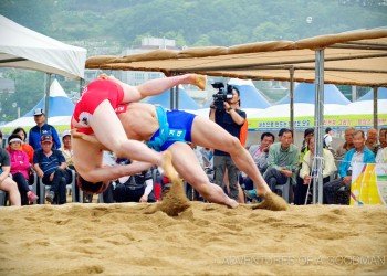 https://worldethnosport.org/yuklemeler/spor-gorselleri/yeonggwang-gun-namsadang_celebration-traditional_korean_wrestling_match-greg_goodman-adventuresofagoodman-1.jpeg